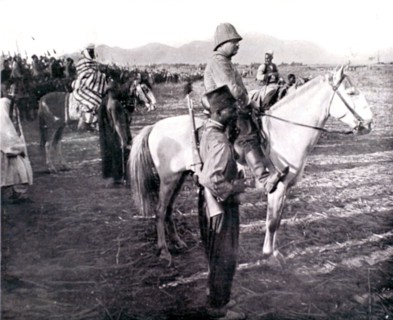 Au Tchad, en 1912, le colonel Largeau passe en revue les soldats de la France.