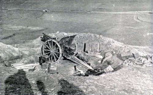 Guerre des Balkans.
En avant de Monastir, en 1912, un camp de retranchement abandonné par les troupes turques.