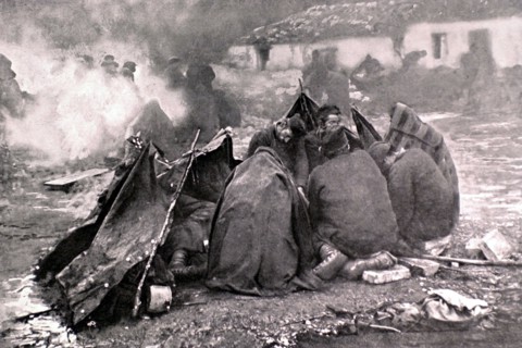 Guerre des Balkans. 
A Alessio, en 1912, le repos au bivouac pour les troupes serbes.