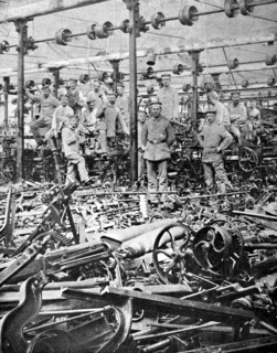 Première Guerre Mondiale.
A Boussière, en juin 1917, des soldats allemands au milieu des ruines des métiers à tisser du tissage Cattelain qu'ils ont détruits au marteau.