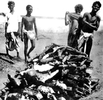 Bûcher funéraire en Inde (1930)