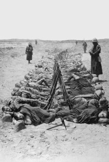Guerre du Transvaal. 
Soldats anglais dormant en plein champ devant Colesberg, en 1900.