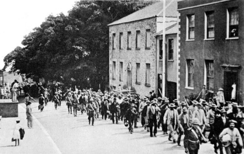 Guerre du Transvaal. 
Arrivée d'un détachement de prisonniers boers dans l'île de Sainte-Hélène, en 1900.