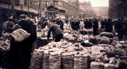 Le carreau des Halles à 7 heures du matin, à Paris en 1930.
