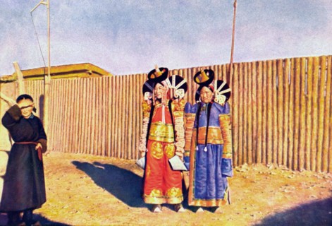 Two Mongol princesses from Urga, with their handmaiden (1910)