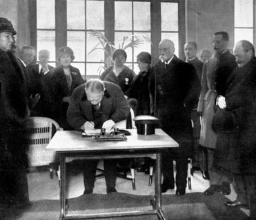 Inauguration à Paris, du Foyer des infirmières françaises par le président de la République M. Doumergue, en 1928.