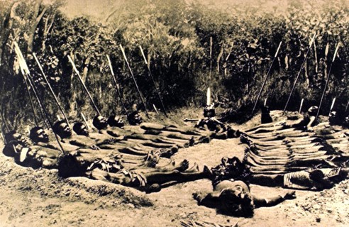 Cérémonie des indigènes conférant aux adolescents la dignité d'homme, en Australie du nord (1928).