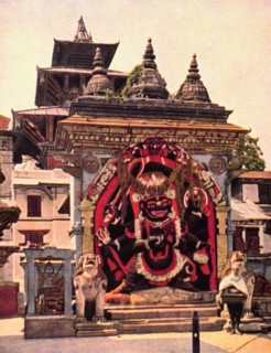 Le dieu Bhairab sur la grande place de Katmandou, au Népal (1929).