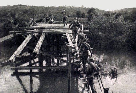 Première Guerre Mondiale. 
Retraite de l'armée serbe, en 1916.