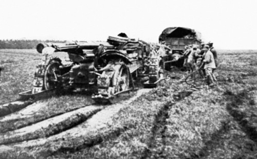World War I. 
Emplacement of a 155-mm Filloux gun in the French lines between Amiens and Montdidier (1918)