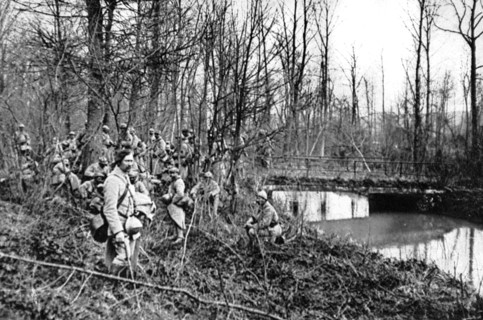 World War I. 
Infantry section making a stop on the banks of river Noye, 1918