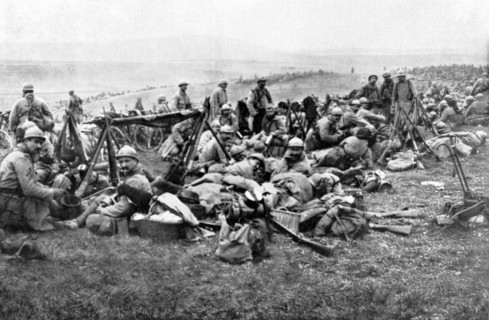 Première Guerre Mondiale. Derrière le front de Verdun, troupes au repos bivouaquant dans la plaine (1916).