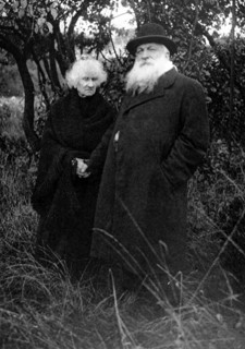 Le sculpteur Auguste Rodin photographié dans le parc de sa villa de Meudon, en 1916 avec son épouse Rose Beuret.