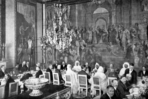 Moulaï Youssef, sultan du Maroc, en visite au château de Fontainebleau, en 1926.