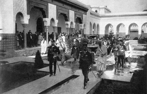Inauguration par Mohammed el Habib, bey de Tunis, de la salle des conférences de l'Institut Musulman à Paris, en 1926.