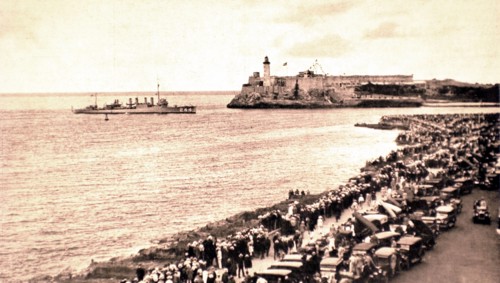 En rade de la Havane, arrivée du destroyer à bord duquel se trouve le président Coolidge, en 1928