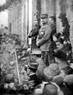 A Valentine, Haute-Garonne, le maréchal Foch sur le perron de la maison de son père (1919)