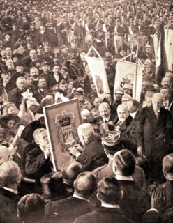 La ville de Paris décorée de la croix de guerre (1919)