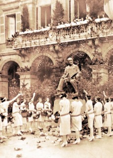 In Bayonne, in front of the town hall, inauguration of painter Léon Bonnat's statue (1923)