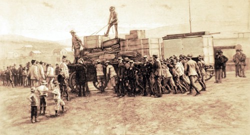 Guerre du Transvaal. Chargement d'un canon du Creusot pour Ladysmith (1900)