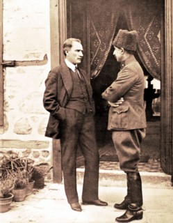 Moustapha Kemal Pacha et le commandant en chef des armées Kemalistes, le général Ismet Pacha (1922)