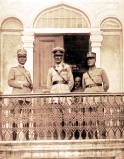 Au balcon du G.Q.G. interallié de Constantinople, le général italien Mombelli, le général britannique Sir Charles Harington, commandant en chef, et le général français Charpy (1922)