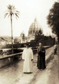 La promenade du pape Pie XI dans les jardins du Vatican (1922)