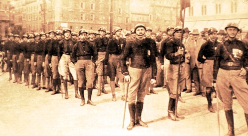 Escouade de combat des fascistes romains sur la place de Venise pour aller rendre hommage à la tombe du soldat inconnu.