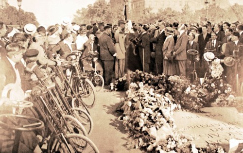 Paris. Sous l'Arc de Triomphe, le général Gouraud, gouverneur militaire de Paris, remet un drapeau à la Fédération nationale des grands invalides de guerre.