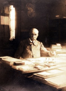 Portrait de Clément Ader, père de l'aviation, dans son cabinet de travail à Muret.