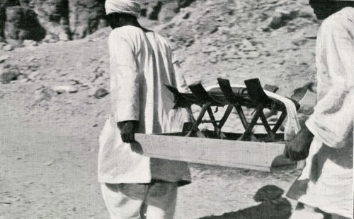 Tutankhamen's treasure, two tools are being taken out (1923)