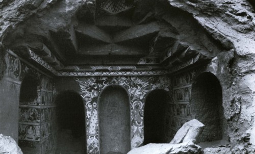 Plafond creusé "en lanterne", dans un sanctuaire de la région de Kucha (Chine)