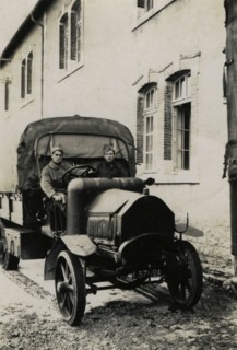Military engineering vehicle