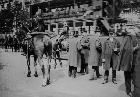 Passerby and French officers in 1905