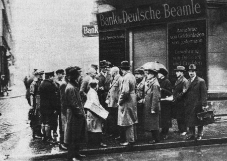 1929 / Crise économique / Rassemblement devant la banque des employés.