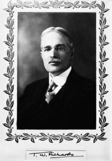 Richards, Theodore William, chimiste américain.