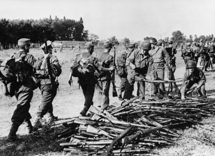 1945, Les soldats allemands déposent leurs armes