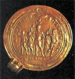 Médaillon d'or, scène avec l'empereur Constantin