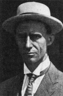 Orville Wright, effectue en 1903 le premier vol mécanique depuis Ader