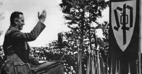 Konrad Henlein, président du parti des allemands des Sudètes, prononcant un discours