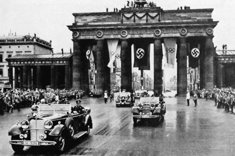 Hitler se rendant au stade olympique pour l'ouverture des Jeux