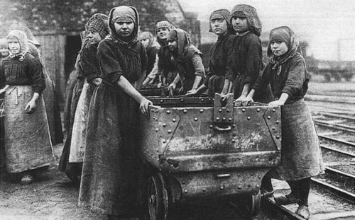 Allemagne - les femmes remplacent les hommes au travail.