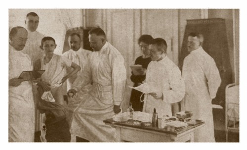 Le médecin Friedrich Franz Friedmann (5è à partir de la g.), a effectué des recherches sur la tuberculose
