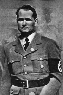 Rudolf Hess, le successeur d'Hitler, partant pour l'Ecosse