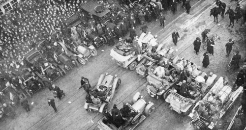 USA, New York, début d'une course automobile spectaculaire entre l'Amérique, l'Asie et l'Europe