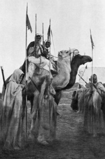 Soldats arabes en Libye, équipés de lances volées aux Italiens