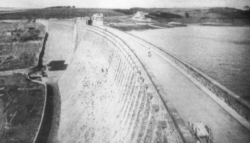 Construction du barrage de la vallée de la Möhne, dans la région du Sauerland, en Allemagne