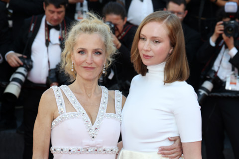 Gillian Anderson, Hannah Einbinder