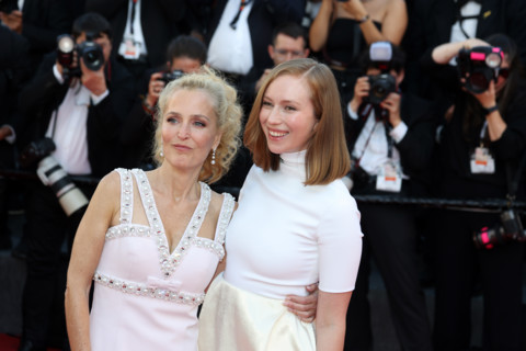 Gillian Anderson, Hannah Einbinder