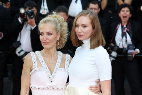 Gillian Anderson, Hannah Einbinder
